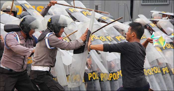 Bentrokan antara aparat keamanan dengan pengunjukrasa tak dapat terhindarkan, Rabu (16/09) kemarin