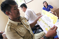 Salah seorang staf KPU Kukar saat menemukan surat suara yang cacat cetak
