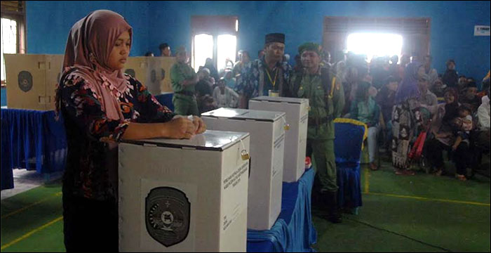 Warga melakukan pemungutan suara di Desa KarangTunggal, Kecamatan Tenggarong Seberang