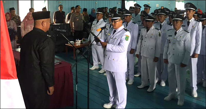 Pembacaan pakta integritas oleh perwakilan Kepala Desa yang dilantik di Kecamatan Kota Bangun, Jum'at (06/12) pagi