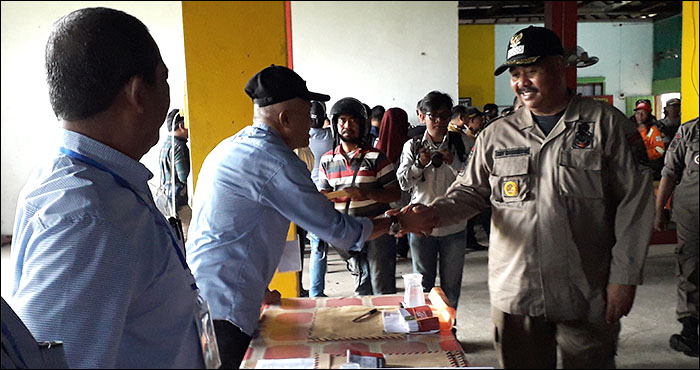 Bupati Kukar Edi Damansyah saat menyambangi TPS 4 Desa Sepakat, Kecamatan Loa Kulu, yang melaksanakan