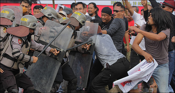 Petugas Polres Kukar saat melakukan simulasi penanganan aksi demo anarkis yang kemungkinan akan terjadi pada pelaksanaan Pilkades