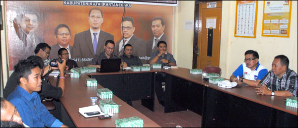 Suasana rapat rekapitulasi DPS Hasil Perbaikan Pilpres 2014 di Sekretariat KPU Kukar, Tenggarong, Sabtu (17/05) siang