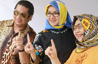 Bupati Rita Widyasari dan keluarga usai mencoblos di TPS 3 Kelurahan Panji. Dari hasil rekapitulasi penghitungan suara, pasangan Prabowo-Hatta menang 52,26% di TPS tersebut