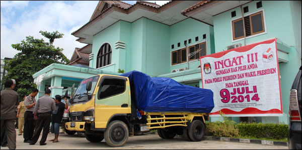 Kesibukan di Sekretariat KPU Kukar hari ini yang mulai mendistribusikan logistik Pilpres 2014 ke 18 kecamatan