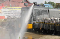 Air pun disemprotkan dari Water Canon ke arah pengunjukrasa yang telah bertindak anarkis