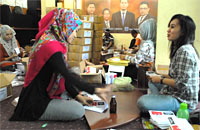 Staf Sekretariat KPU Kukar dikerahkan untuk melakukan pelipatan surat suara Pilpres 2014