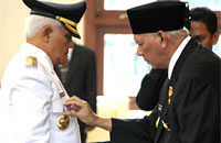 Gubernur Kaltim H Awang Faroek Ishak menyematkan tanda jabatan kepada Chairil Anwar sebagai Pj Bupati Kukar
