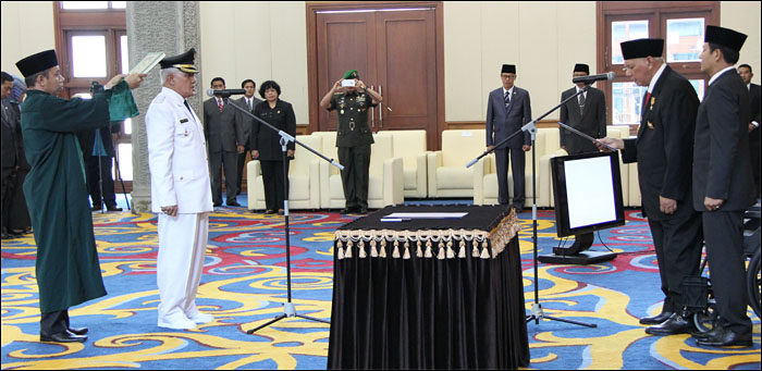 Suasana pelantikan Pj Bupati Kukar H Chairil Anwar oleh Gubernur Kaltim H Awang Faroek di Lamin Etam, Samarinda, Kamis (09/07) siang