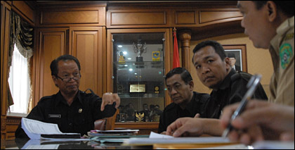 Pj Bupati Sjachruddin memerintahkan agar gaji T3D segera dibayarkan, khususnya bagi mereka yang melapor ke masing-masing SKPD sebelum April 2008