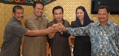 Plt Ketua DPRD Kukar Salehudin (tengah) bersama unsur pimpinan DPRD Kukar 2009-2014