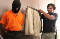 Petugas menunjukkan barang bukti berupa jaket yang menjadi alas untuk menyetubuhi Mentari 