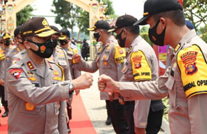 Kapolda Kaltim Irjen Pol Herry Rudolf Nahak disambut jajaran Polres Kukar dalam kunjungan kerjanya yang pertama di Tenggarong 