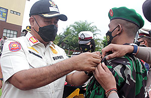 Bupati Edi Damansyah menyematkan pita tanda Operasi Ketupat Mahakam 2022 kepada perwakilan anggota TNI