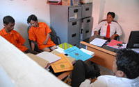 Kedua tersangka pembunuhan Vica saat menjalani pemeriksaan di Mapolres Kukar, Tenggarong, Senin (22/07) kemarin