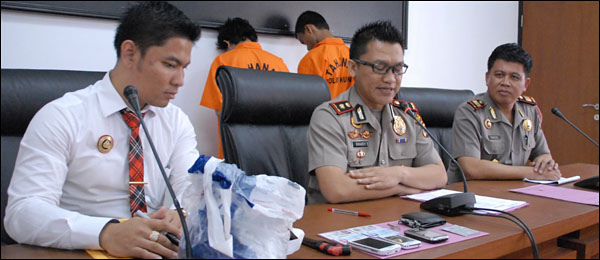 Wakapolres Kukar Kompol Winardy diapit Kasat Reskrim AKP Dody Surya Putra dan Kapolsek Tahura AKP Kadiyo saat memberikan keterangan pers terkait kasus pembunuhan gadis remaja asal Samboja