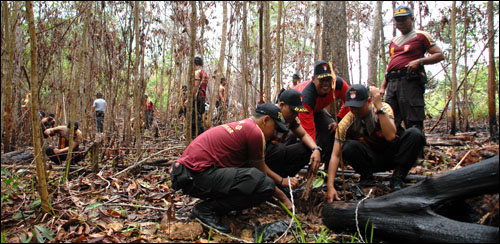 Aparat Polres Kukar melakukan aksi penghijauan di kawasan Tahura Bukit Soeharto, Jum'at (16/09) kemarin