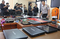 Puluhan barang bukti berupa laptop dan ponsel diamankan polisi