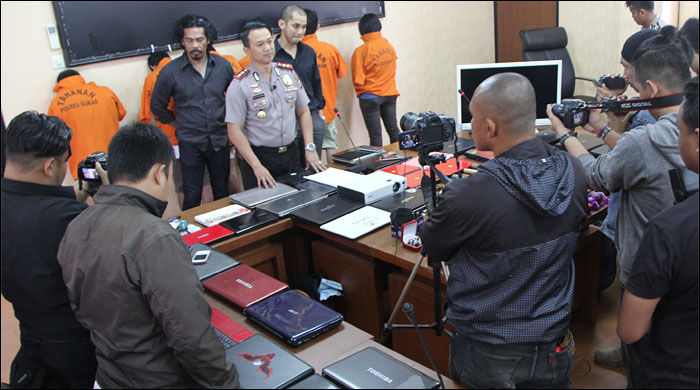 Kapolres Kukar AKBP Fadillah Zulkarnaen saat memberikan keterangan pers terkait pengungkapan sindikat maling spesialis pembobol rumah