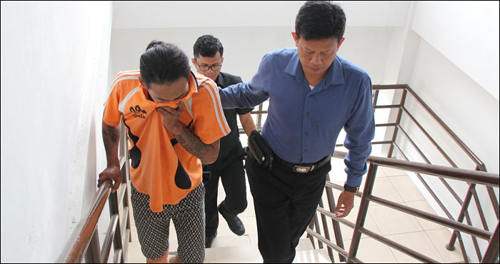 Petugas Polres Kukar menggiring Po, warga Balikpapan yang tertangkap membawa 100,25 gram Sabu