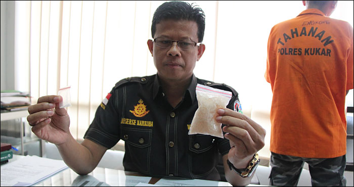 Dua poket sabu ukuran kecil dan besar dengan berat total 50,38 gram berhasil diamankan petugas Sat Resnarkoba Polres Kukar