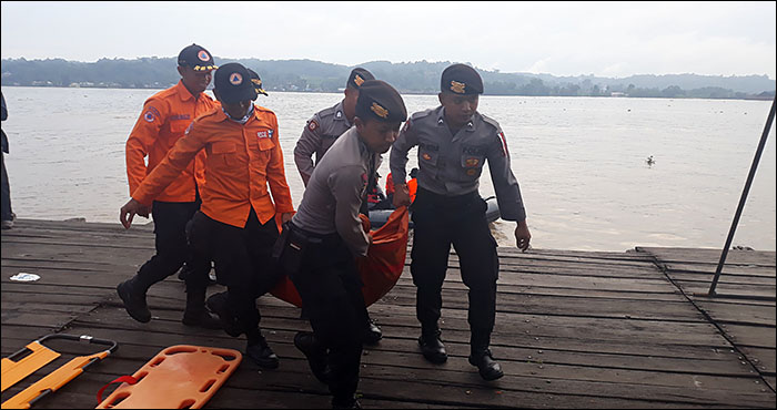 Tim SAR gabungan dari Polres Kukar dan BPBD Kukar saat mengevakuasi jasad korban tenggelam dalam simulasi penanggulangan bencana