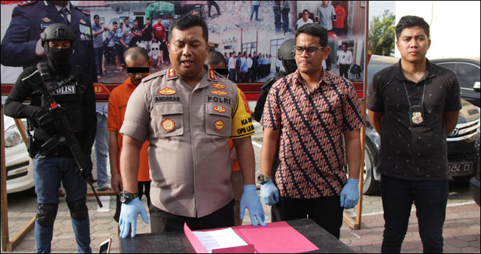 Kapolres Kukar AKBP Andrias Susanto Nugroho menyampaikan pengungkapan kasus curanmon spesialis kunci tertinggal di Mapolres Kukar, Tenggarong, Jum'at (20/12) kemarin