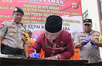 Asisten II Setkab Kukar Sukhrawardy ikut menandatangani berita acara pemusnahan miras dan sabu
