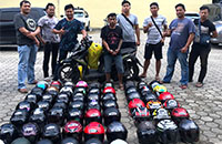 Petugas Opsnal Polres Kukar mengamankan pelaku pencurian helm beserta barang bukti
