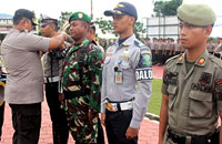 Kapolres Kukar AKBP Anwar Haidar menyematkan pita tanda Operasi Keselamatan Mahakam 2019 kepada perwakilan anggota Polri, TNI, Dishub dan Satpol PP Kukar