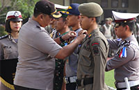 Kapolres Kukar AKBP Anwar Haidar menyematkan pita tanda operasi kepada perwakilan personel Polri, TNI, Dishub dan Satpol PP Kukar 