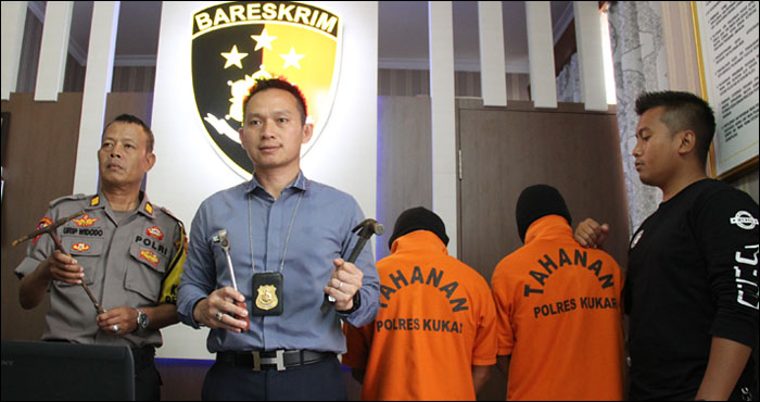 Kasat Reskrim AKP Damus Asa didampingi Kasubag Humas Polres Kukar AKP Urip Widodo (kiri) menunjukkan barang bukti kasus curanmor yang melibatkan dua pelajar di Tenggarong