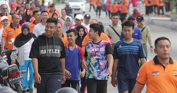 Warga bersama anggota Polres Kukar serta TNI mengikuti kegiatan jalan santai dalam rangka menyemarakkan Hari Bhayangkara ke-73 