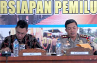 Kapolres Kukar AKBP Abdul Karim didampingi Ketua KPU Kukar Junaidi Samsudin saat memimpin rakor anev Pileg 2014