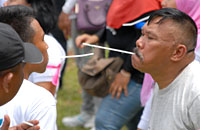 Permainan memindahkan karet dengan sedotan yang cukup seru