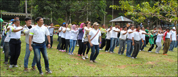 Kapolres Kukar AKBP Abdul Karim (kiri depan) turut berbaur bersama anggotanya mengikuti permainan dalam kegiatan outbound di Waduk Panji Sukarame, Tenggarong, Sabtu (01/03) kemarin