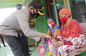 Kapolres AKBP Irwan M Ginting saat menyerahkan bantuan kepada lansia di Desa Rempanga, Loa Kulu