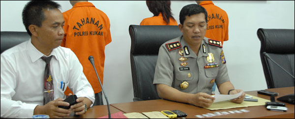 Kapolres Kukar AKBP Abdul Karim (kanan) didampingi Kasat Reskoba Polres Kukar AKP Suwarno saat memberikan keterangan pers soal penangkapan pelaku pengedar narkoba di Sebulu