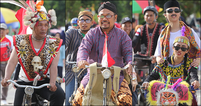 Beberapa peserta Fun Bike tampil dengan mengenakan busana daerah dan kostum unik