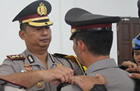 Kapolres Kukar AKBP Anwar Haidar memasang tanda jabatan kepada perwira yang baru dilantik