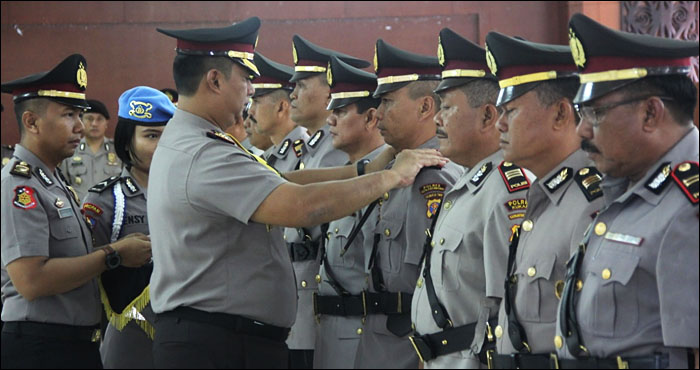Upacara sertijab pejabat Polres Kukar ditandai pemasangan tanda jabatan oleh Kapolres AKBP Anwar Haidar kepada para pejabat baru