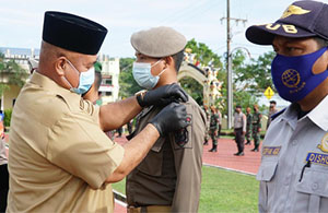 Bupati Kukar Edi Damansyah menyematkan secara simbolis pita tanda operasi kepada personil Satpol PP Kukar 