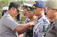 Kapolres Kukar AKBP Anwar Haidar menyematkan pita tanda operasi Patuh Mahakam 2019 kepada perwakilan personel Polri, TNI, Dishub dan Satpol PP Kukar