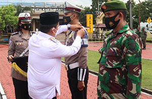 Penyematan pita tanda Operasi Ketupat Mahakam kepada perwakilan personil Polri oleh Wabup Rendi Solihin 