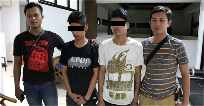 Petugas Polres Kukar mengapit Gs dan Sn yang ikut terlibat membantu pelaku pembunuhan Ririn dalam memindahkan dan membuang mayat korban