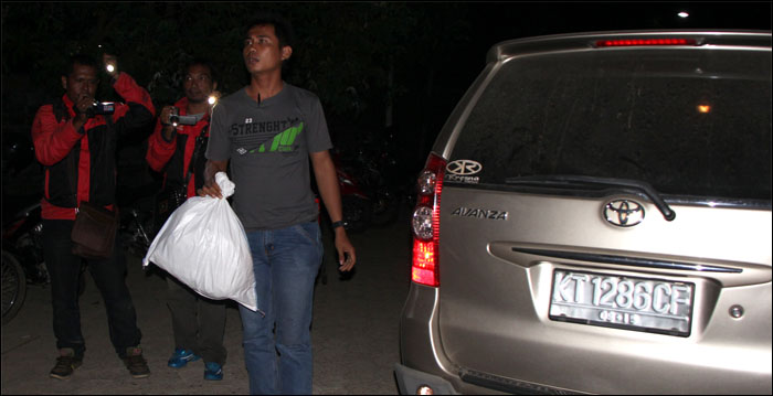 Petugas membawa sebuah karung yang berisi penggalan kepala Ririn Anisa, Sabtu (08/08) dini hari. Polisi juga mengamankan mobil Toyota Avanza KT 1286 CF yang digunakan tersangka untuk membawa Ririn Anisa