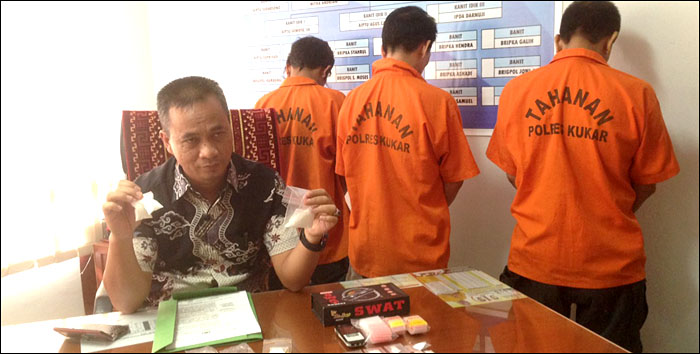 Kasat Resnarkoba Polres Kukar Suwarno menunjukkan sejumlah barang bukti bersama 3 tersangka pengedar sabu di Muara Muntai