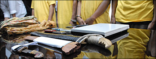 Barang bukti berupa senjata tajam yang digunakan kawanan perampok saat beraksi