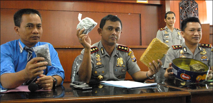 Kapolres Kukar AKBP Mukti Juharsa didampingi Kasat Reskoba AKP Suwarno (kiri) dan Wakapolres  Kompol Winardi (kanan) menunjukkan barang bukti narkoba jenis ganja yang berhasil disita  