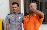 Tersangka Kus kini diamankan di Mapolres Kukar setelah dilaporkan melakukan tindakan pencabulan terhadap anak-anak perempuan